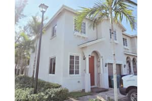 1002 Nw 208th Ter, Miami Gardens