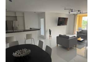 19555 E Country Club Dr 8507, Aventura