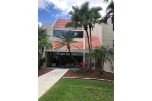 210 Lakeview Dr 207, Weston