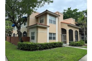 549 Racquet Club Rd 32, Weston