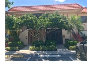 379 Lakeview Dr 205, Weston