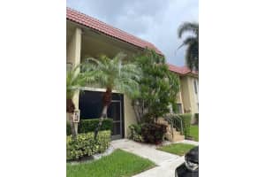 321 Lakeview Dr 105, Weston