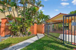 9937 Nw 9th St. Cir. 13-19, Miami