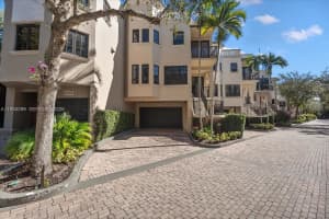 3471 Main Hwy 1240 1240, Miami