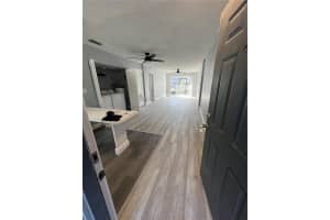 313 Dirksen F3, DEBARY