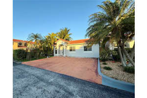 8265 Nw 186th St 906, Hialeah