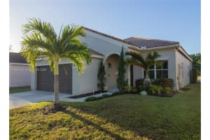 825 Tanglewood Cir, Weston