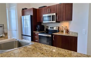 20000 E Country Club Dr 402, Aventura