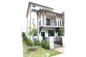 4802 Nw 83rd Path ., Doral