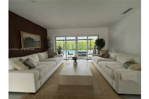 1915 Ne 213th Ter, Miami