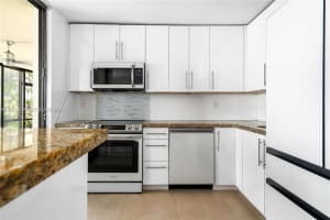 671 Ne 195th St 111e, Miami