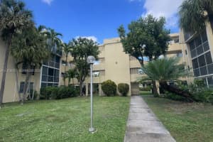 942 Ne 199th Street 2f, Miami