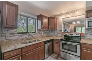 402 Lakeview Dr 201, Weston