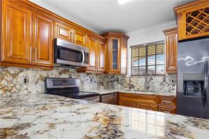 6765 Nw 182nd St 104, Hialeah