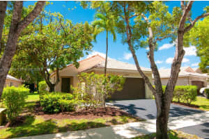 4420 Dogwood Cir 4420, Weston