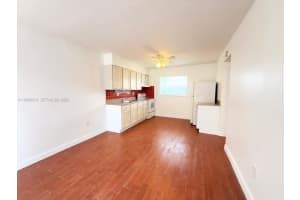 1942 Thomas St C, Hollywood