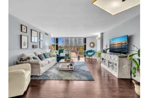 6423 Collins Ave 409, Miami Beach