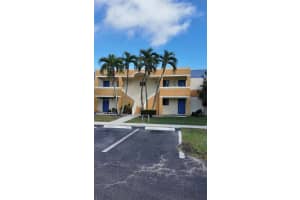 177 Lakeview Dr 103, Weston