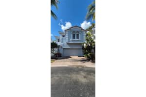 3172 Ne 211th St 3172, Aventura