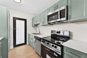 555 Nw 94th St Front, Miami