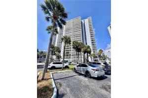 3731 N Country Club Dr 229, Aventura