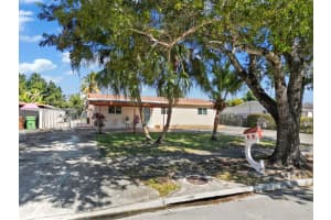 655 W 70th Pl, Hialeah