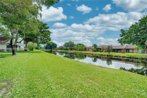 7924 Nw 10th St, Plantation