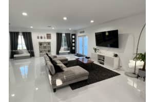 1453 Nw 70th St, Miami