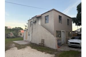 3090 Nw 33rd St, Miami