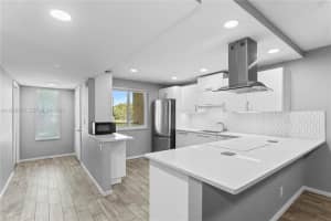 201 Lakeview Dr 203, Weston