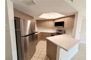 8353 Lake Dr 404, Doral