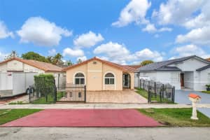 3289 W 70th St, Hialeah