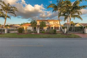19701 W Oakmont Dr, Hialeah
