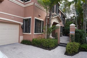 2706 Kinsington Cir 23-2, Weston