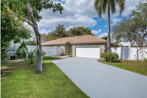 210 Sw 98th Ter, Pembroke Pines