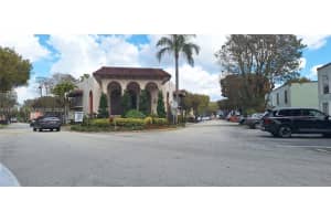 10832 N Kendall Dr U16, Kendall