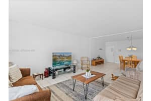 111 Golden Isles Dr G8, Hallandale Beach