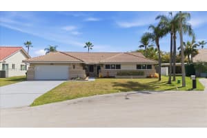 6520 Olde Moat Way, Davie