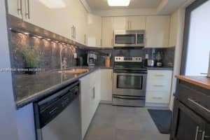 301 Golden Isles Dr 109, Hallandale Beach