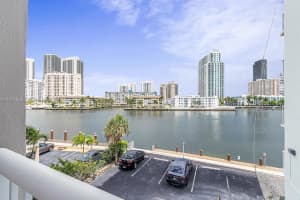 121 Golden Isles Dr 201, Hallandale Beach