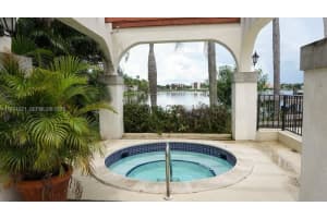 331 Ives Dairy Rd 331-10, Miami