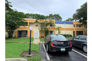 183 Lakeview Dr 203, Weston