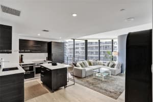 45 Sw 9th St 2001, Miami