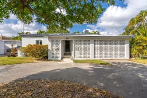 648 South Dr, Miami Springs