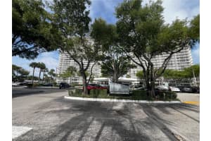 3701 N Country Club Dr 201, Aventura