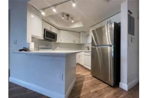 8323 Lake Dr 108, Doral