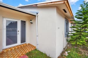 13755 Sw 24th St, Miami