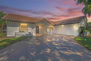 5621 Carriage Ln, Davie