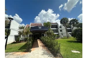 200 Lakeview Dr 111, Weston