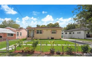 560 Nw 97th St, Miami